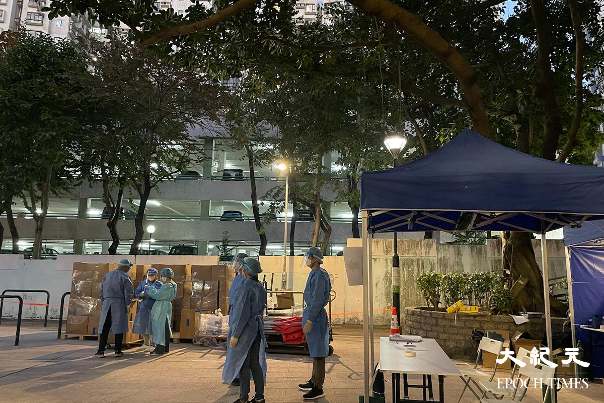 屯門凱德花園地圍封後，陸續有住戶收到通知到檢測站接受強制檢測。（卓相如／大紀元）