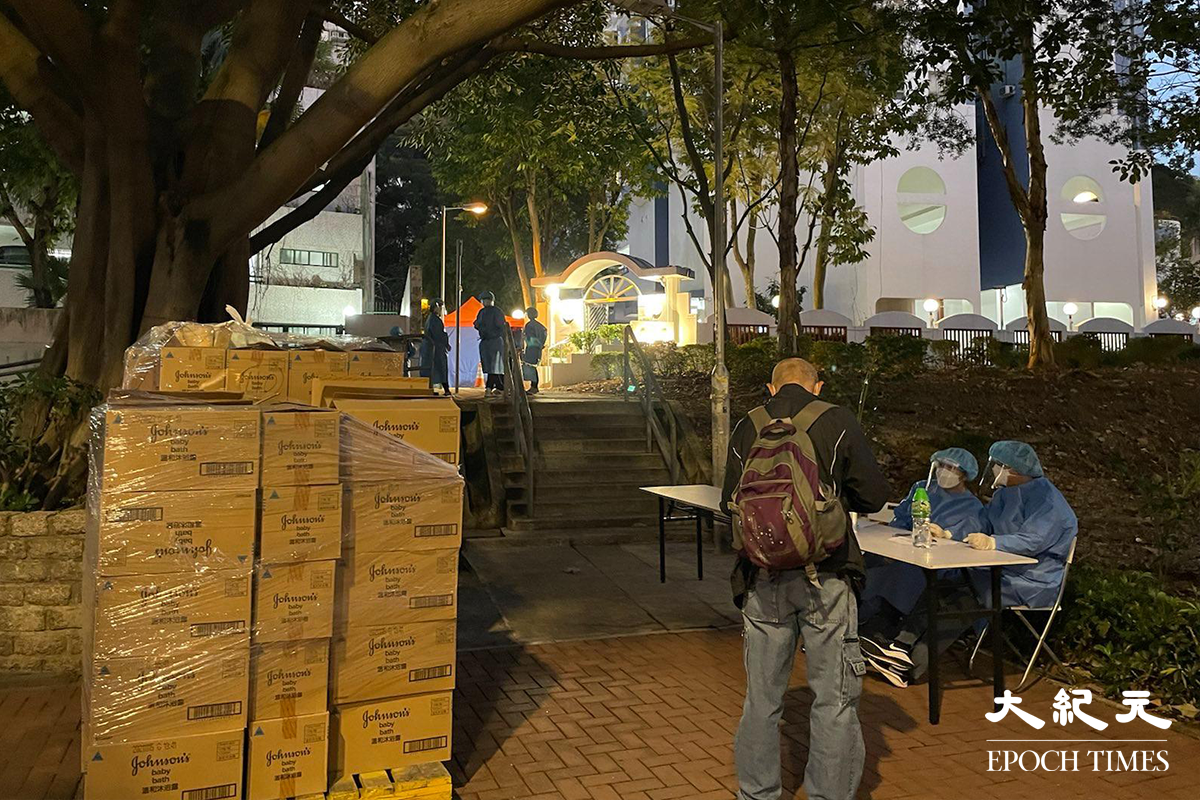 屯門凱德花園地圍封後，陸續有住戶收到通知到檢測站接受強制檢測。（卓相如／大紀元）