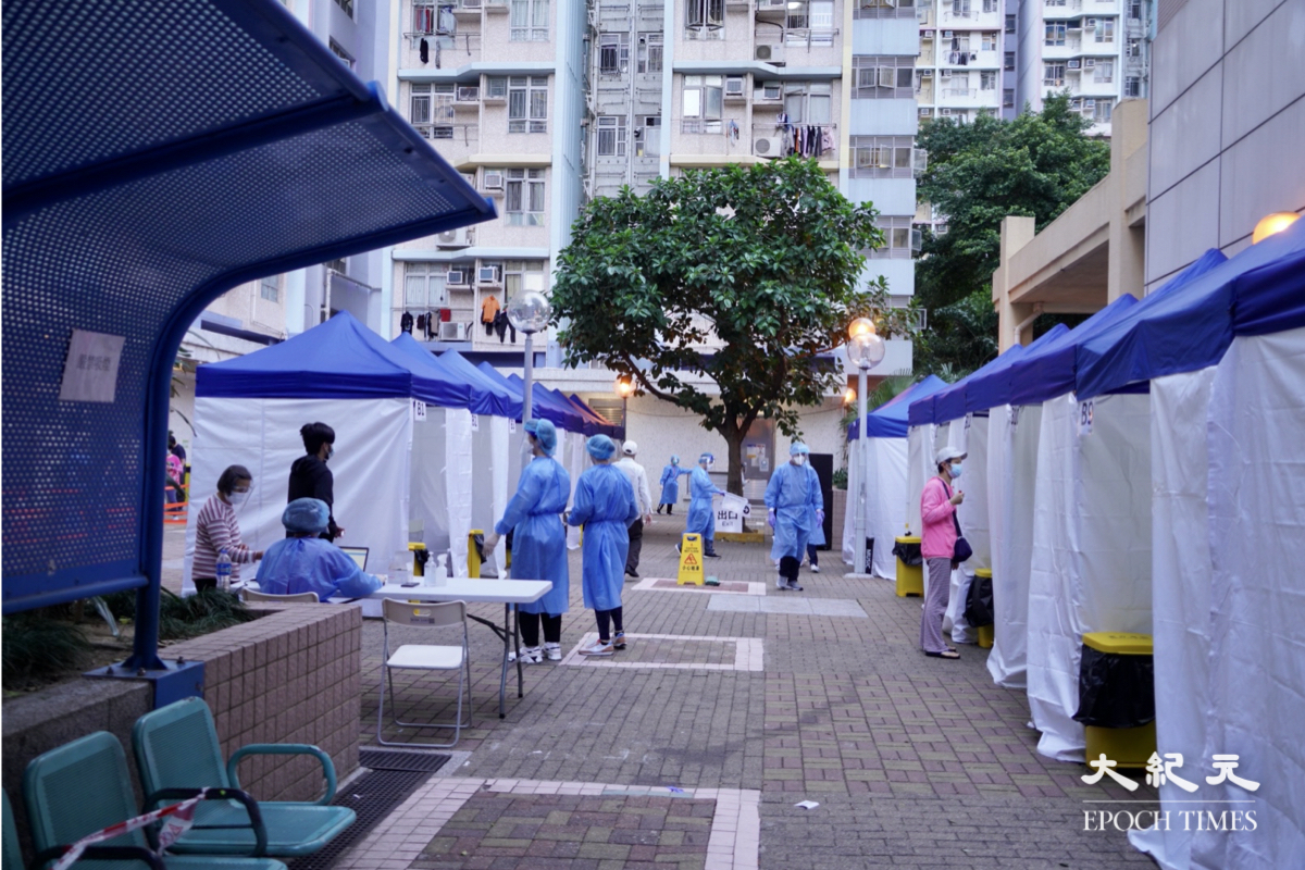 11日下午3時，政府宣布圍封深水埗幸福邨福月樓，有住戶收到通知落樓檢測。（余鋼/大紀元）