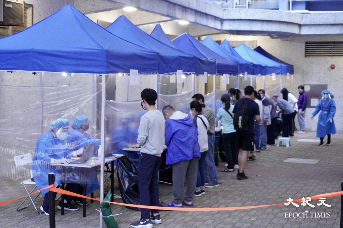 11日下午3時，政府宣布圍封深水埗幸福邨福月樓，有住戶收到通知落樓檢測。（余鋼/大紀元）