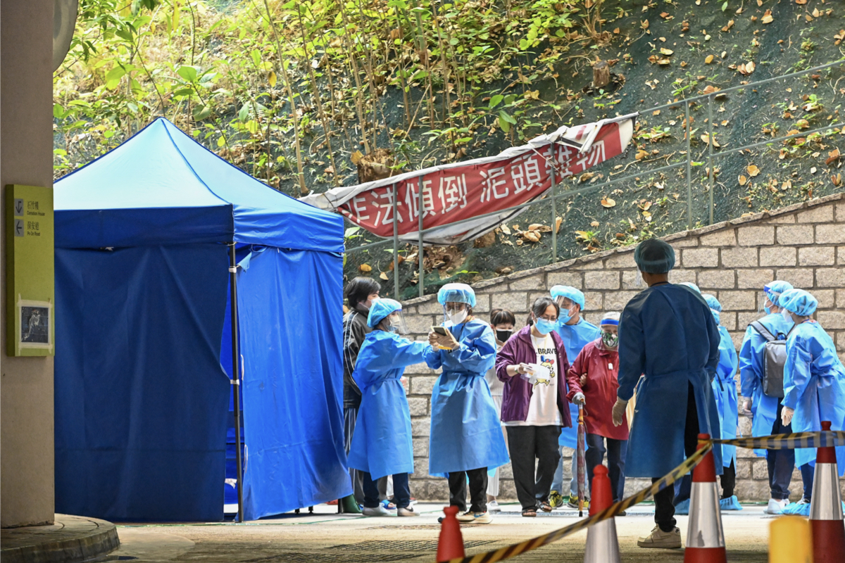 污水樣本呈陽性， 深水埗蘇屋邨劍蘭樓須圍封強檢。（宋碧龍/大紀元）