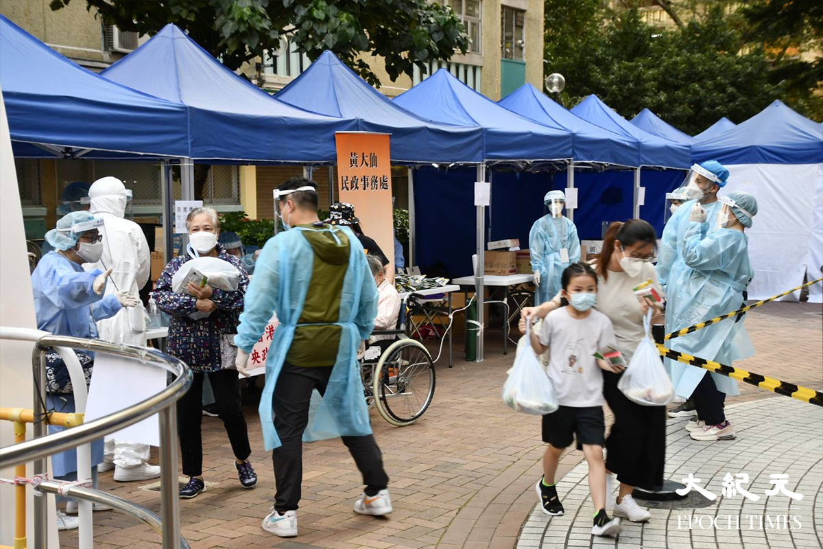 竹園南邨榮園樓住戶完成檢測，並領取物資後準備返回家中。（麥碧／大紀元）