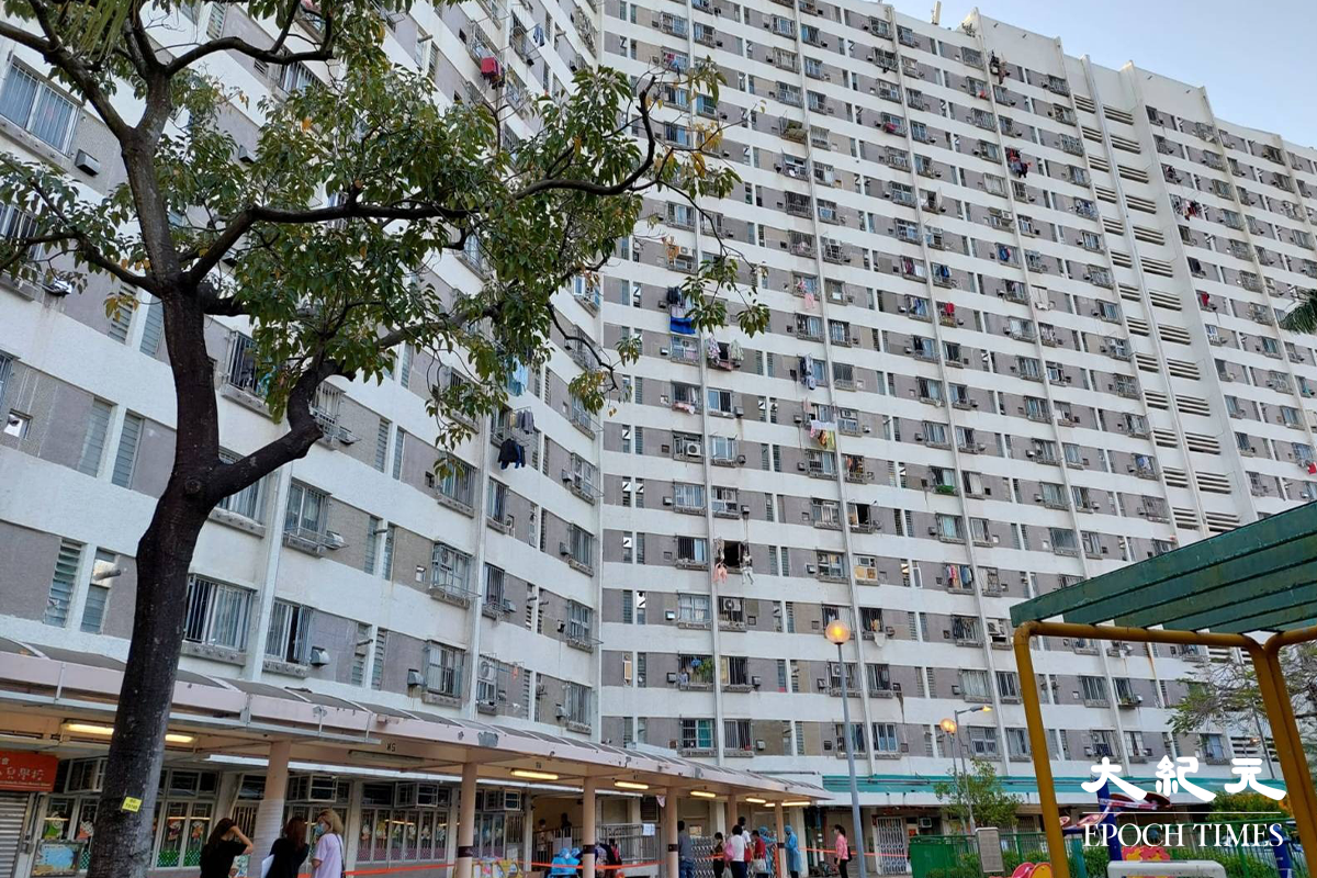 政府今日（14日）宣布自下午5時起，將屯門蝴蝶邨蝶舞樓劃為「受限區域」，要求受檢人士在今晚10時前接受強制檢測。（大紀元突發新聞組）