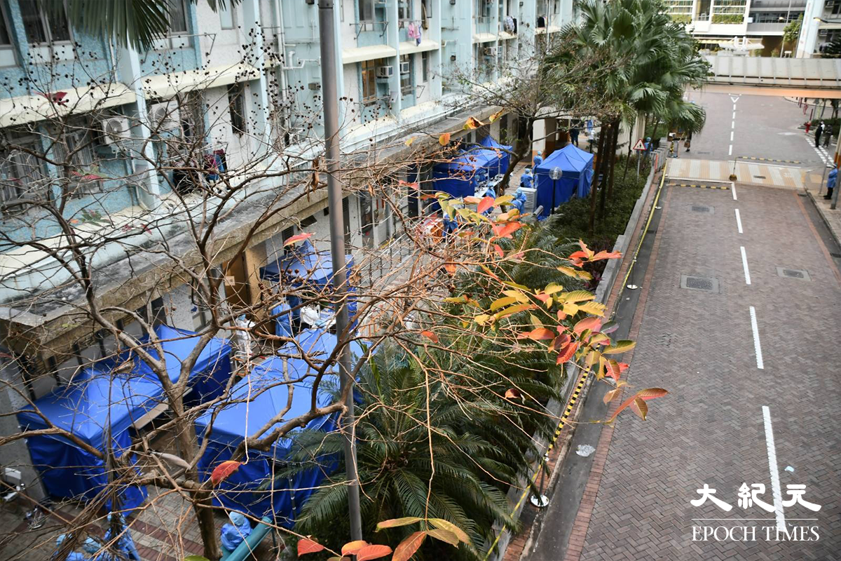強制檢測站設於深水埗富昌邨富良樓外。（麥碧／大紀元）