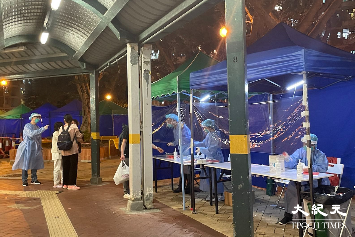 陸續有順天邨天池樓住戶，到地下檢測站接受強制檢測。（卓相如／大紀元）