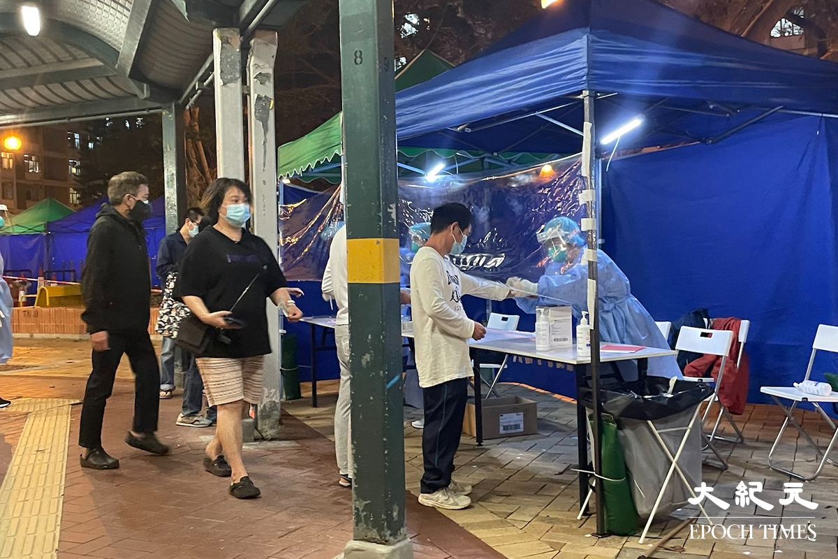 陸續有順天邨天池樓住戶，到地下檢測站接受強制檢測。（卓相如／大紀元）