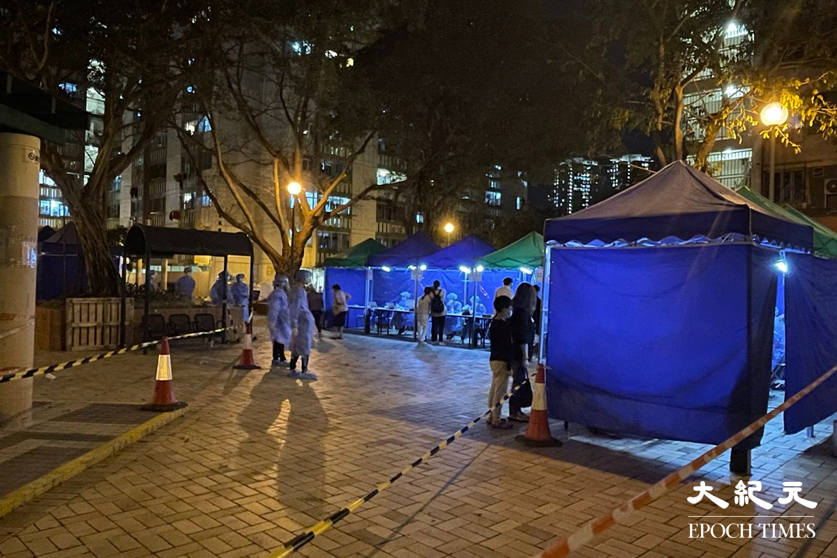陸續有順天邨天池樓住戶，到地下檢測站接受強制檢測。（卓相如／大紀元）