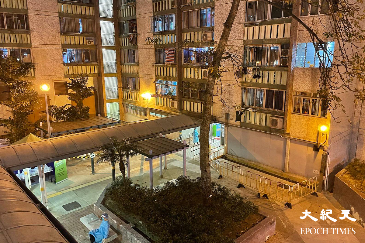 晚上8時許，順天邨天琴樓強制檢測站。（卓相如／大紀元）