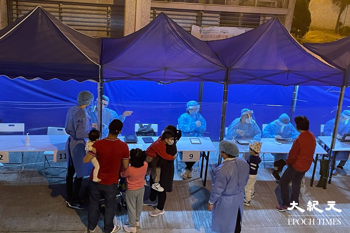 晚上，仍然不斷有順天邨天琴樓住戶，到檢測站接受強制檢測。（卓相如／大紀元）