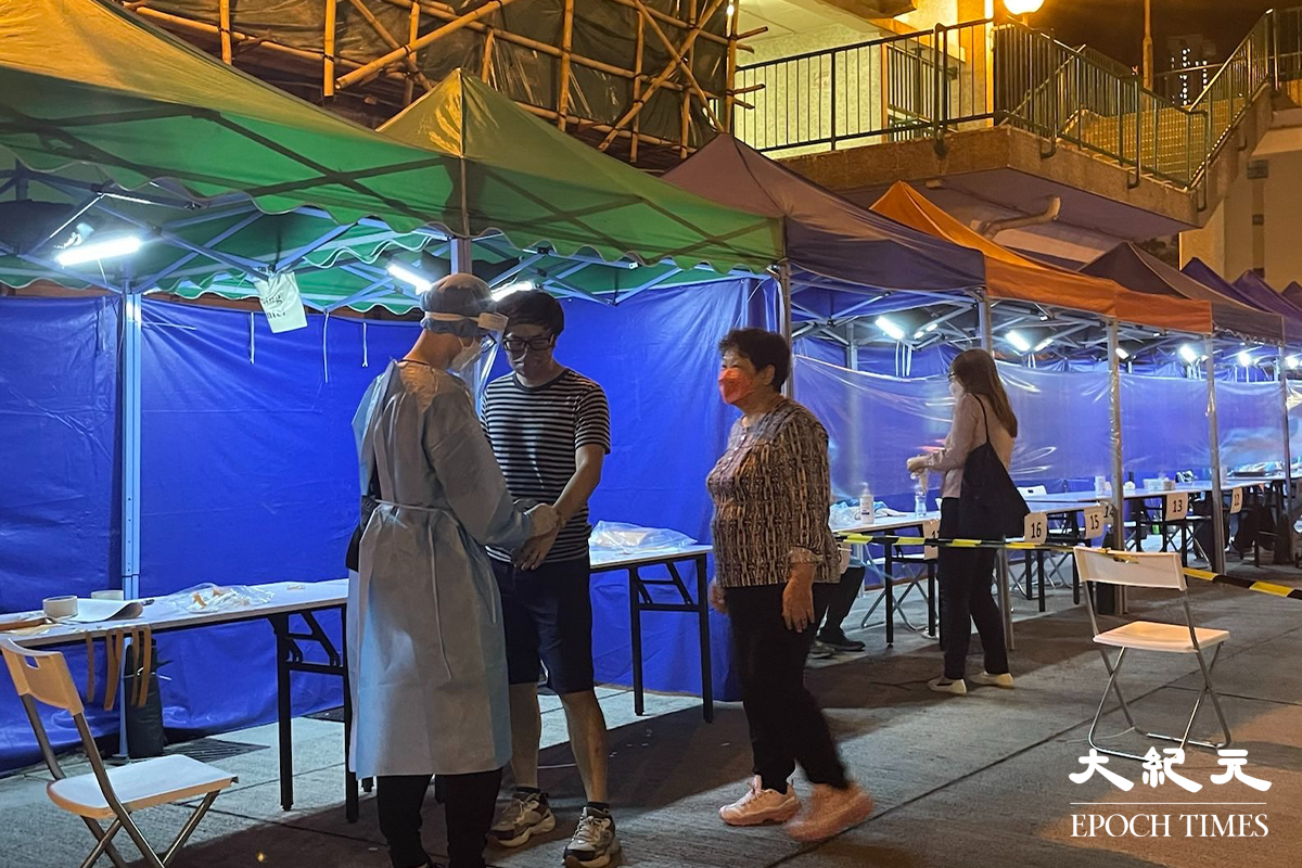 晚上，仍然不斷有順天邨天琴樓住戶，到檢測站接受強制檢測。（卓相如／大紀元）