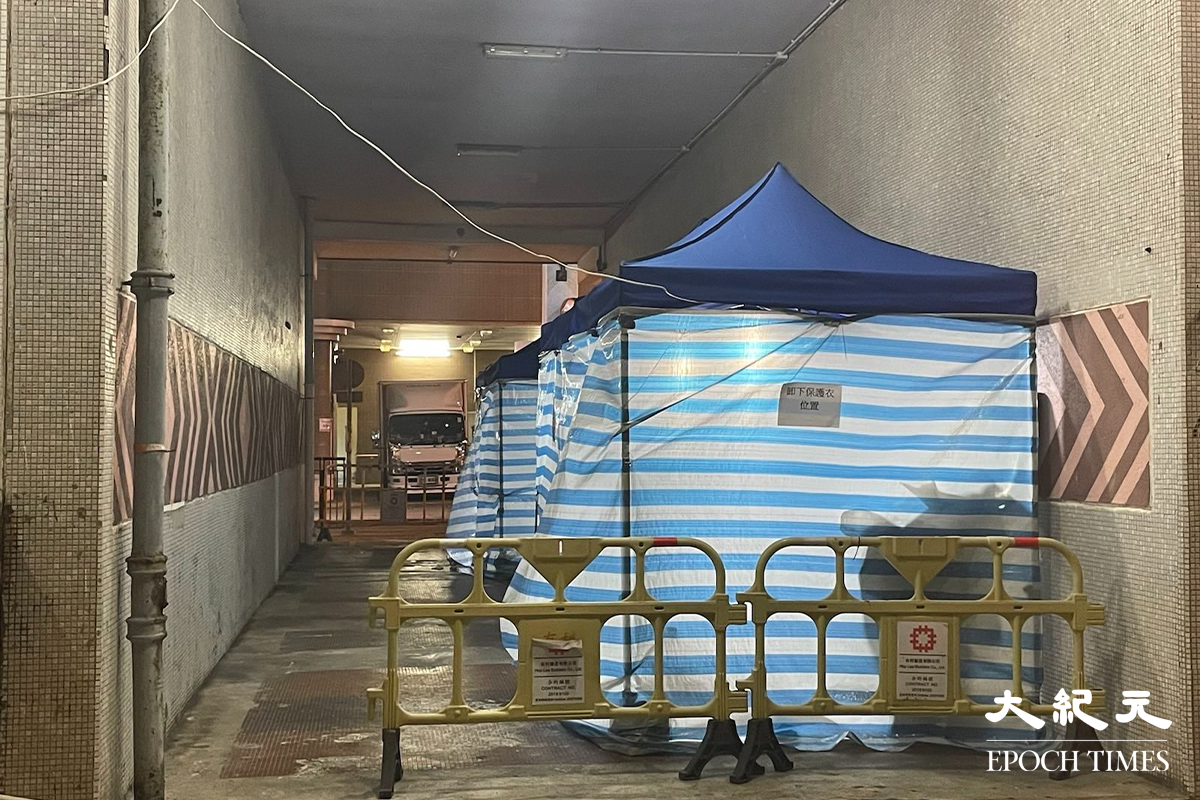 政府下午刊登憲報宣告，將順利邨利富樓指列為受限區域。傍晚7時許，到地下檢測站接受強制檢測的住戶不多。（卓相如／大紀元）
