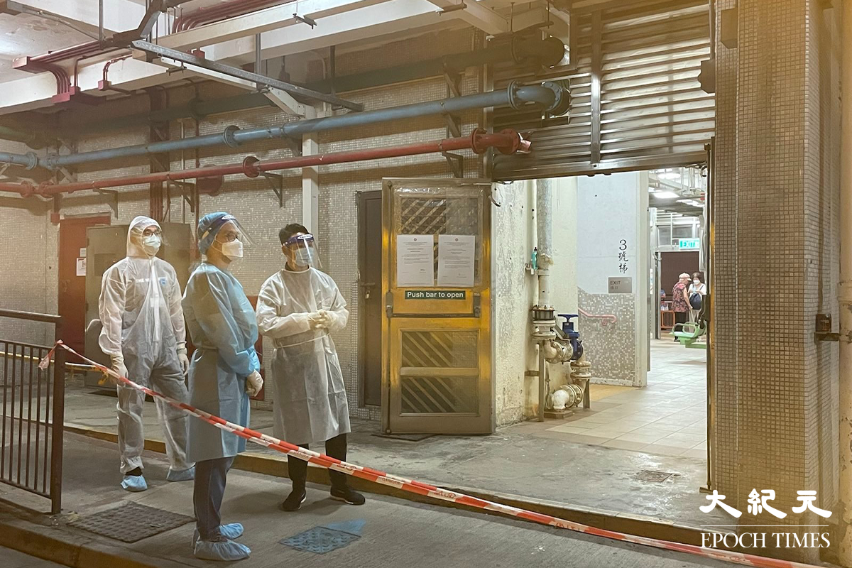 政府下午刊登憲報宣告，將順利邨利富樓指列為受限區域。傍晚7時許，到地下檢測站接受強制檢測的住戶不多。（卓相如／大紀元）