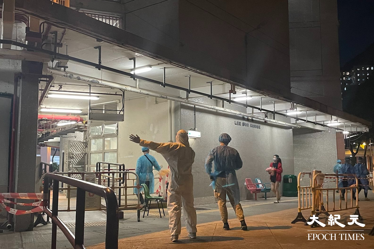政府下午刊登憲報宣告，將順利邨利富樓指列為受限區域。傍晚7時許，到地下檢測站接受強制檢測的住戶不多。（卓相如／大紀元）