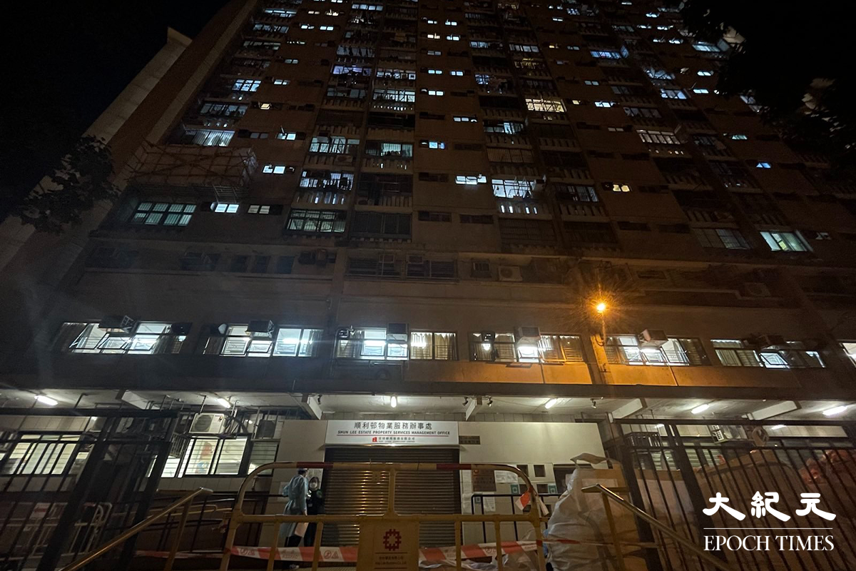 政府下午刊登憲報宣告，將順利邨利富樓指列為受限區域。傍晚7時許，到地下檢測站接受強制檢測的住戶不多。（卓相如／大紀元）