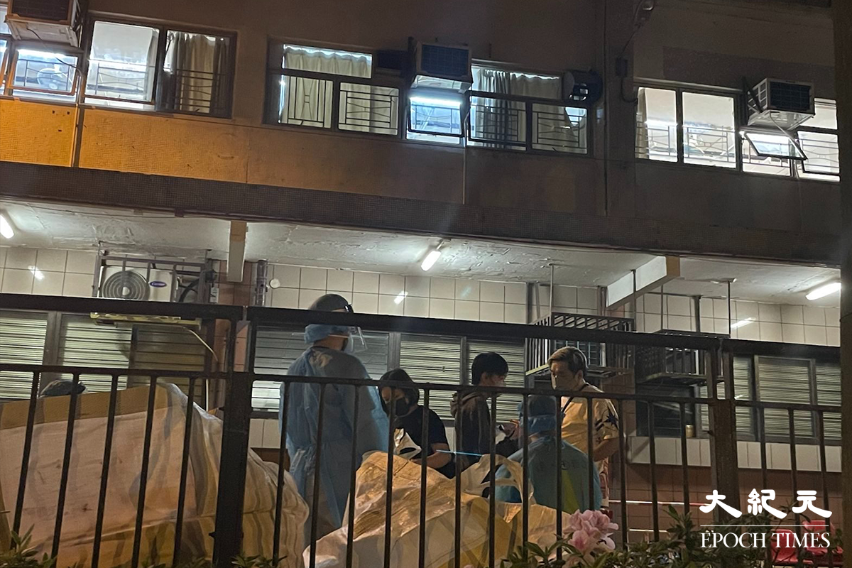 政府下午刊登憲報宣告，將順利邨利富樓指列為受限區域。傍晚7時許，到地下檢測站接受強制檢測的住戶不多。（卓相如／大紀元）