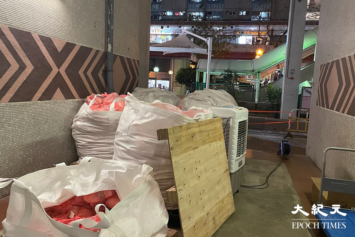 強制檢測站及物資站設於順利邨利富樓對開。（卓相如／大紀元）