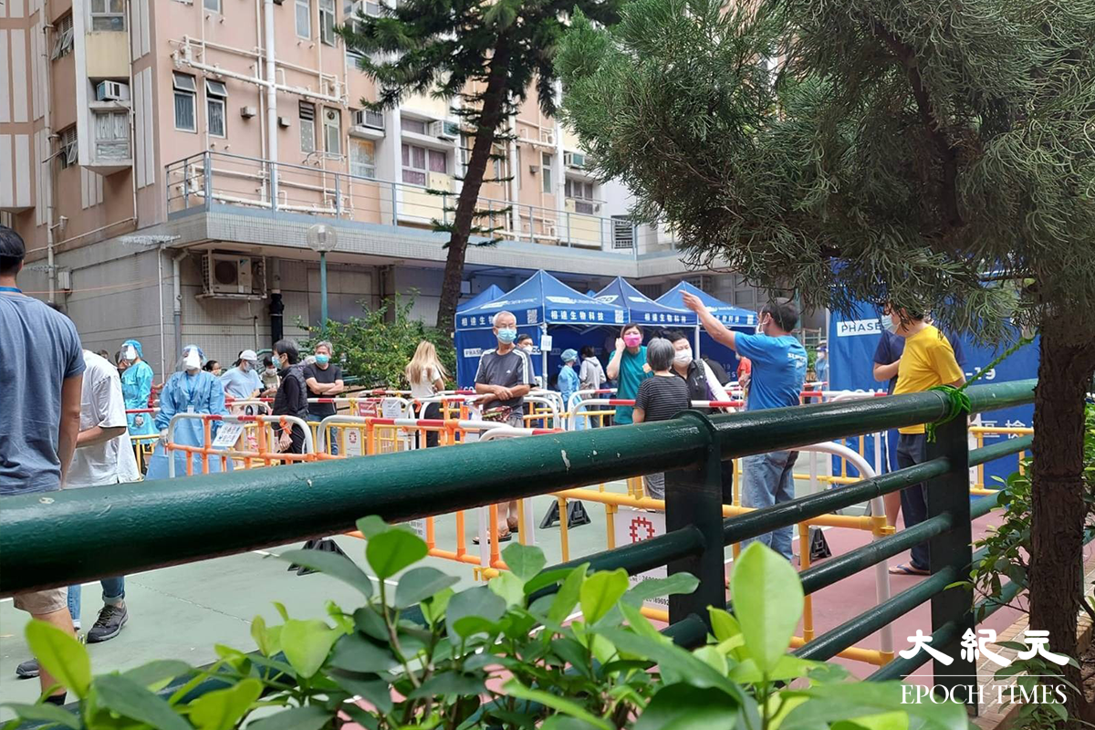 寶田邨第四座住戶收到通知後，陸續到地下檢測站接受強制檢測。（胡森／大紀元）