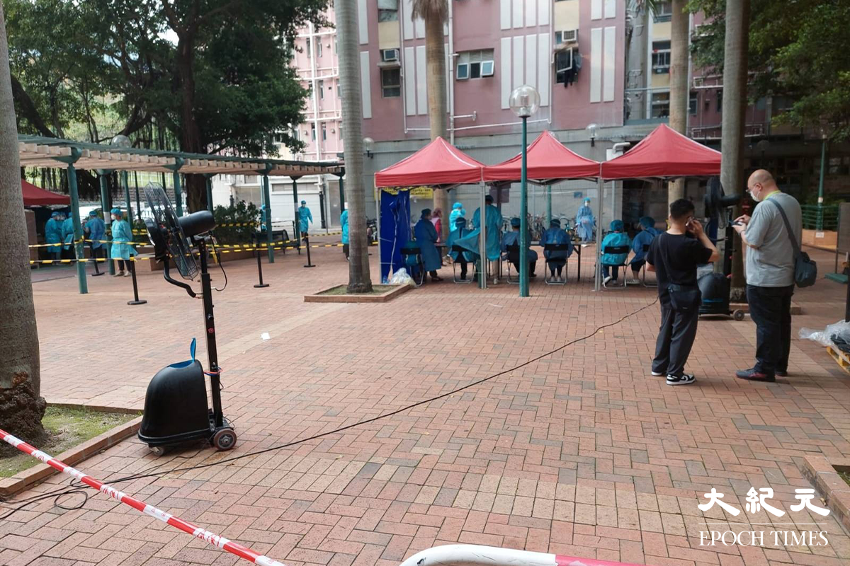 寶田邨第四座住戶收到通知後，陸續到地下檢測站接受強制檢測。（胡森／大紀元）