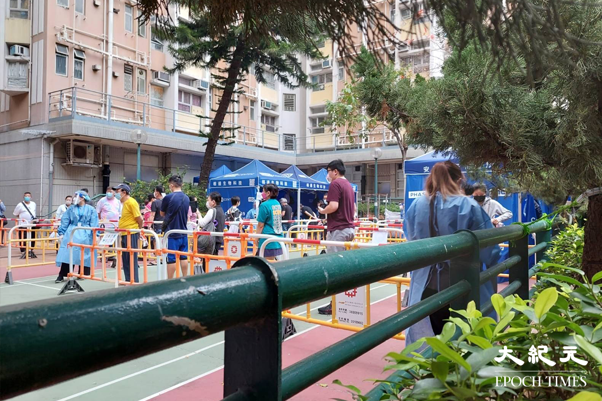 寶田邨第四座住戶收到通知後，陸續到地下檢測站接受強制檢測。（胡森／大紀元）