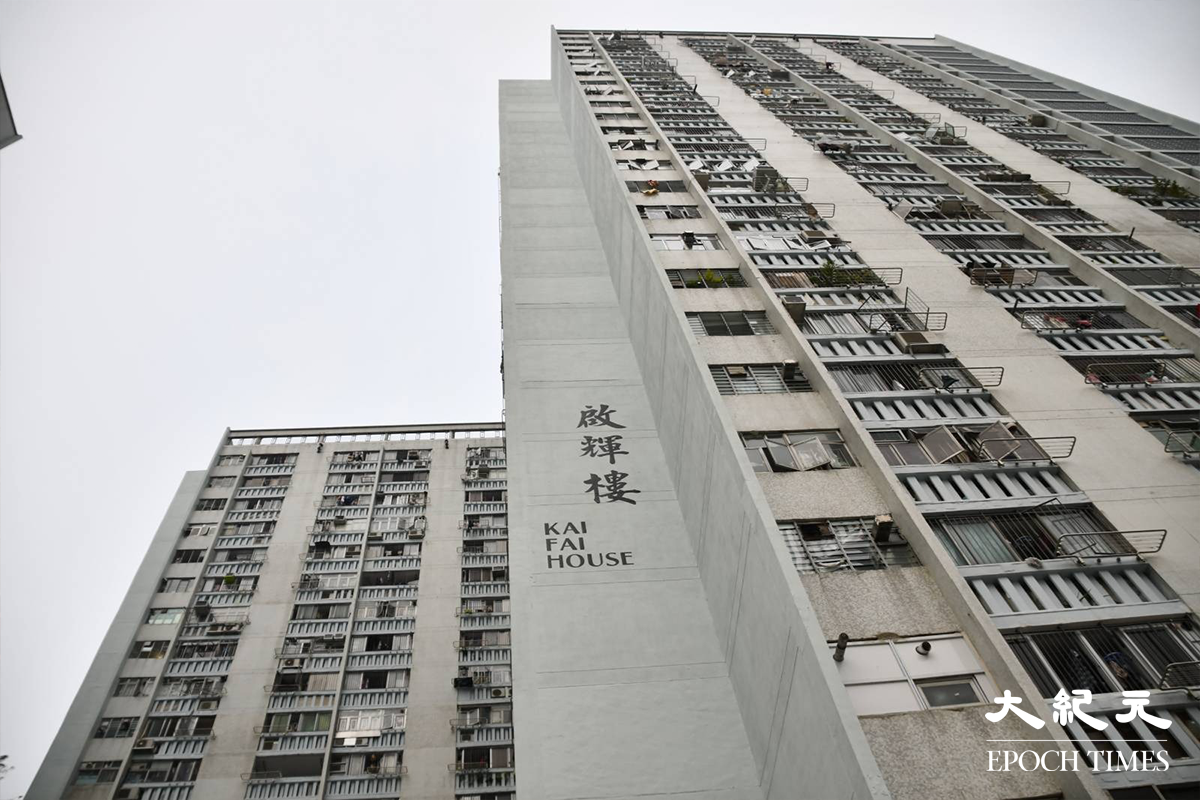 政府今日下午刊登憲報宣告，將黃大仙彩雲二邨啟輝樓紙列為受限區域，啟輝樓旁邊一個有蓋運動場，亦已改成為強制檢測站。（麥碧／大紀元）