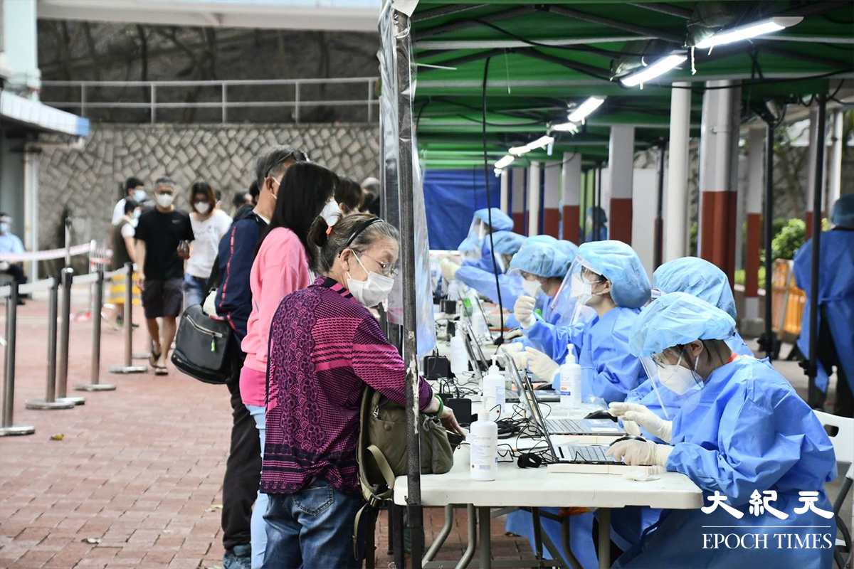 彩雲二邨啟輝樓住戶，於大廈旁登記處登記及核對個人資料。（麥碧／大紀元）