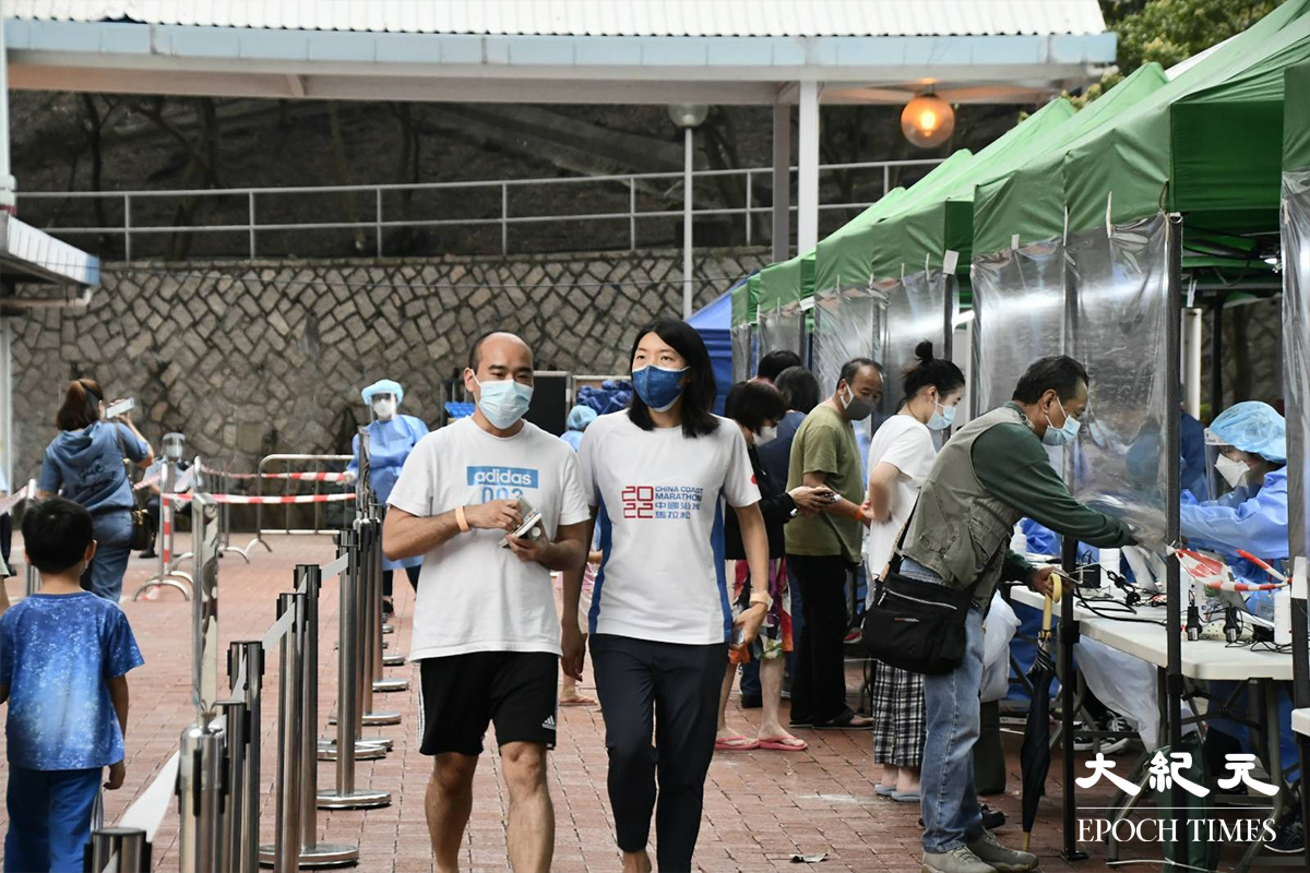 啟輝樓住戶核對及登記個人資料後，沿通道前往大廈旁的強制檢測站。（麥碧／大紀元）