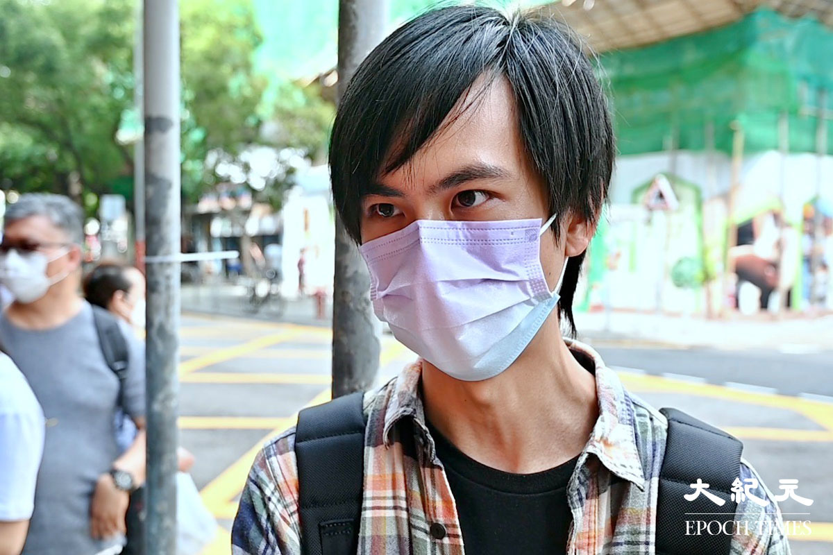 失業一段時間的陳先生本身任職文員，坦言方艙醫院清潔工的薪金吸引。（宋碧龍／大紀元）