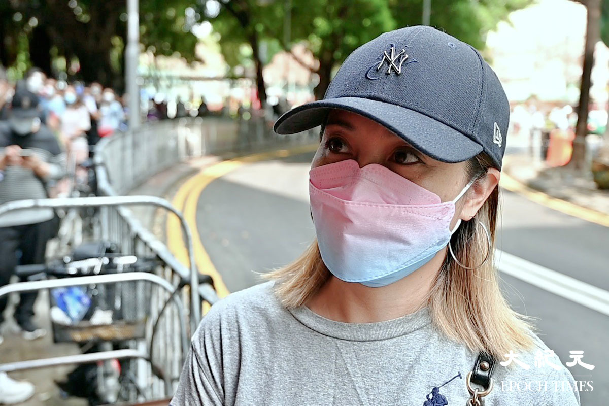 戴小姐表示由於本身任職的餐廳有多名員工受感染被迫停業，因此現時需另找工作。（宋碧龍／大紀元）