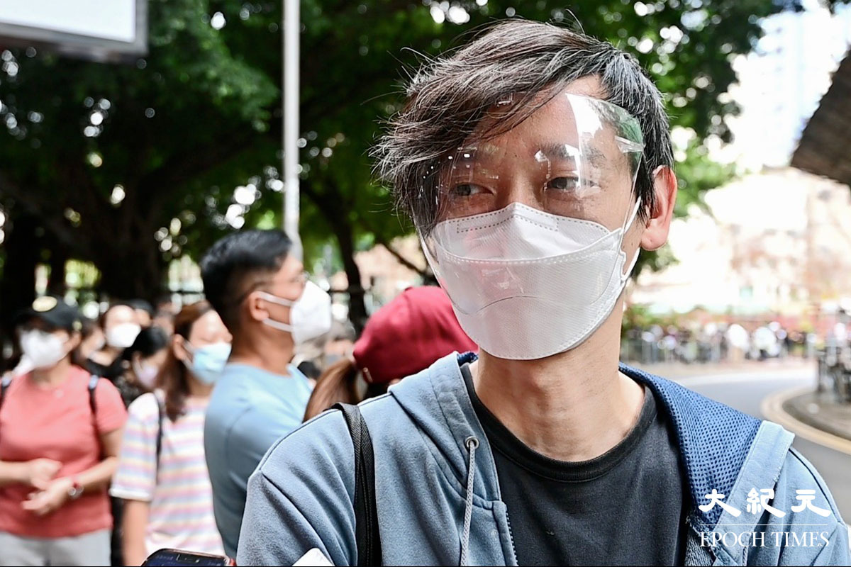 林先生表示正職受疫情影響而「返得好少」，需另覓工作，並且認為自己已打齊針，不怕被感染。（宋碧龍／大紀元）