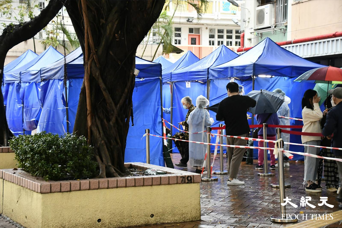 彩虹邨翠瓊樓住戶於，檢測站內接受強制檢測。（麥碧／大紀元）