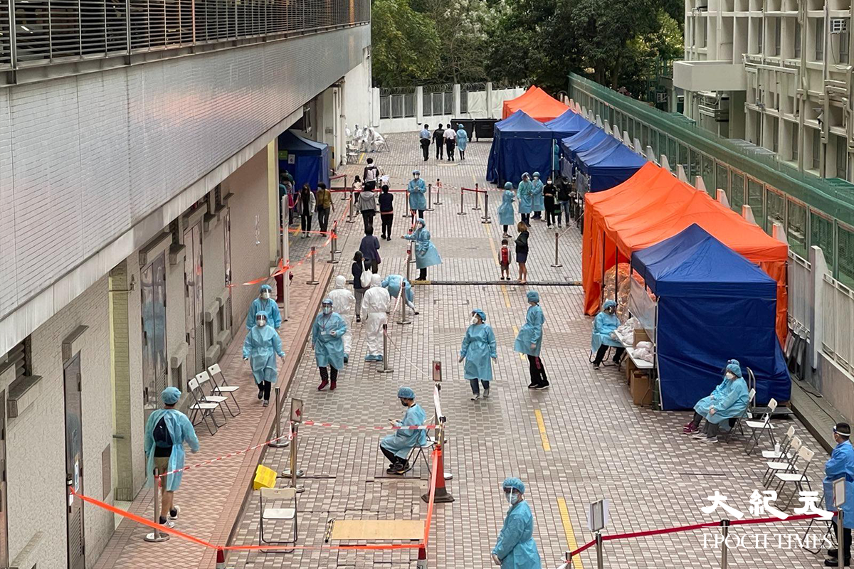 政府下午刊登憲報宣告，將粉嶺牽晴間第5座指列為受限區域後，大批警員員已在受限區域外拉起封鎖線。（李辰／大紀元）