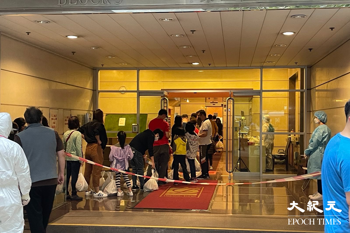 已接受強檢的住戶，領取物資包後陸續並返回家中。（李辰／大紀元）