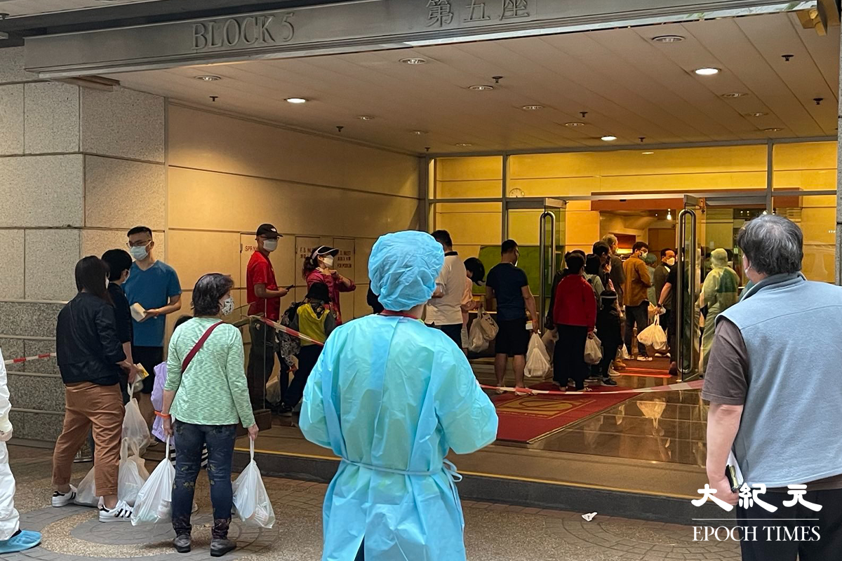 已接受強檢的住戶，領取物資包後陸續並返回家中。（李辰／大紀元）