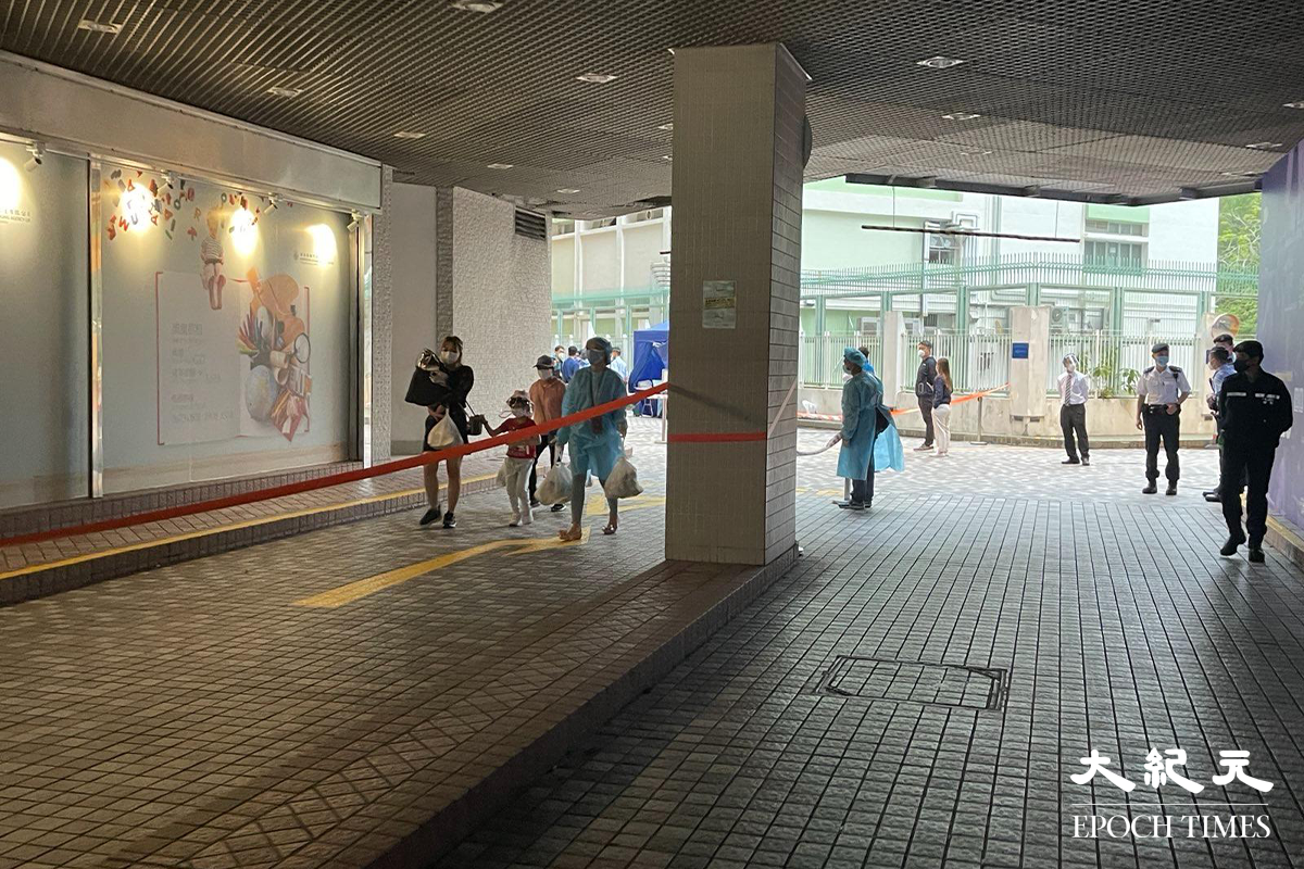 已接受強檢的住戶，領取物資包後陸續並返回家中。（李辰／大紀元）