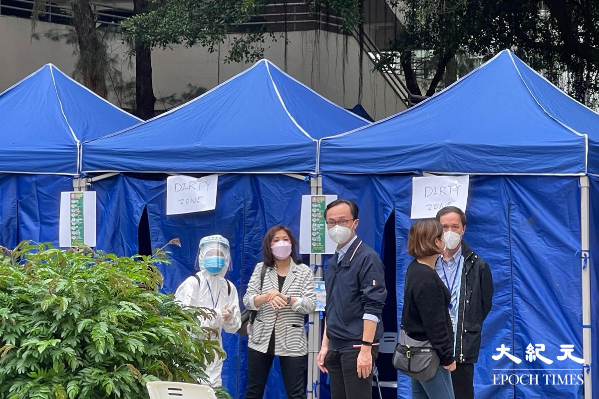 公務員事務局局長聶德權到場視察。（李辰／大紀元）