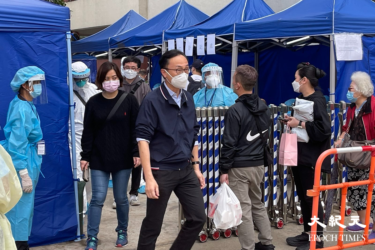 公務員事務局局長聶德權到場視察。（李辰／大紀元）