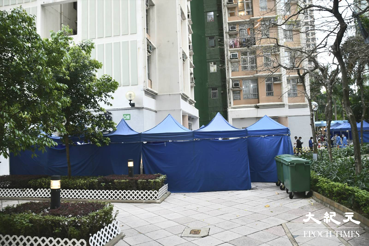 盛泉閣對開搭建多個檢測帳篷。（麥碧／大紀元）