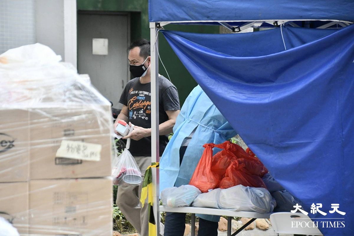 天盛苑盛泉閣住戶領取物資後，陸續返回家中。（麥碧／大紀元）