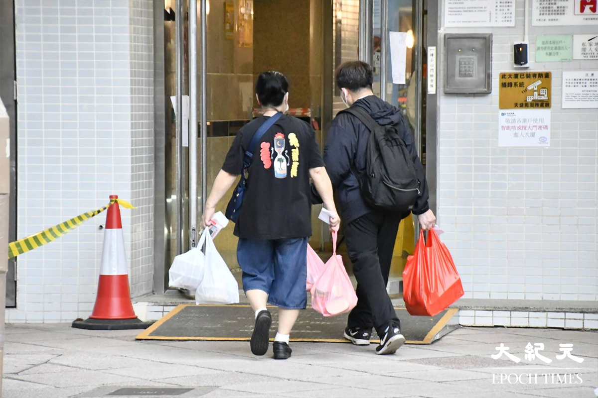 天盛苑盛泉閣住戶領取物資後，陸續返回家中。（麥碧／大紀元）