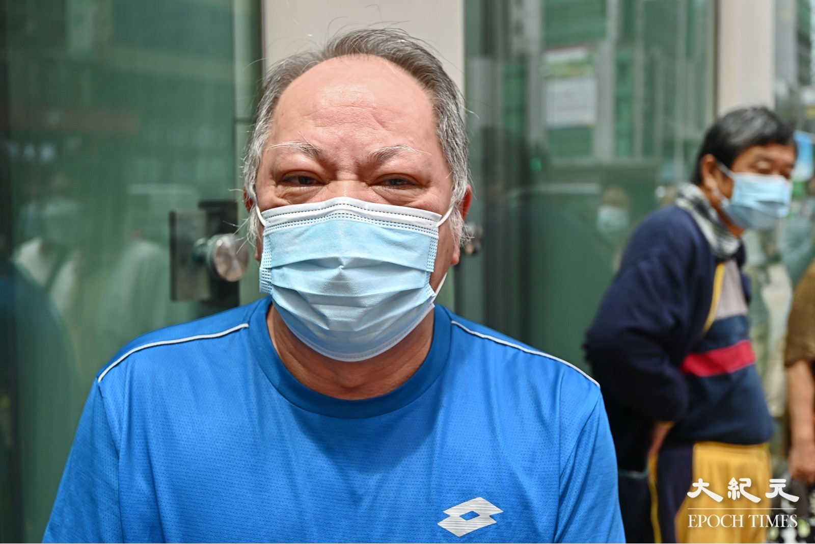 曾經任職消防員的市民鄺先生表示，當年投考消防也有尿液驗毒測試，這個要求只是與其他紀律部隊看齊。（宋碧龍/大紀元）