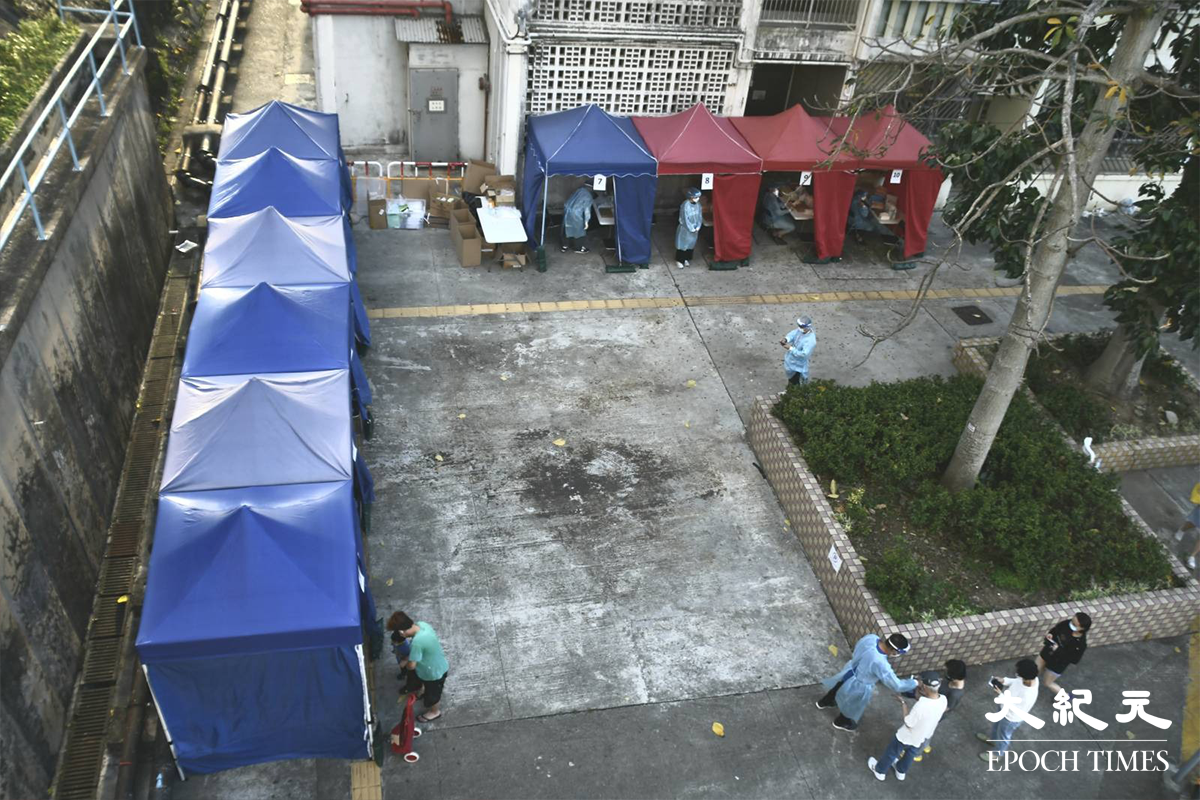 華景樓旁邊，已搭建多個帳篷替住戶檢測。（麥碧／大紀元）