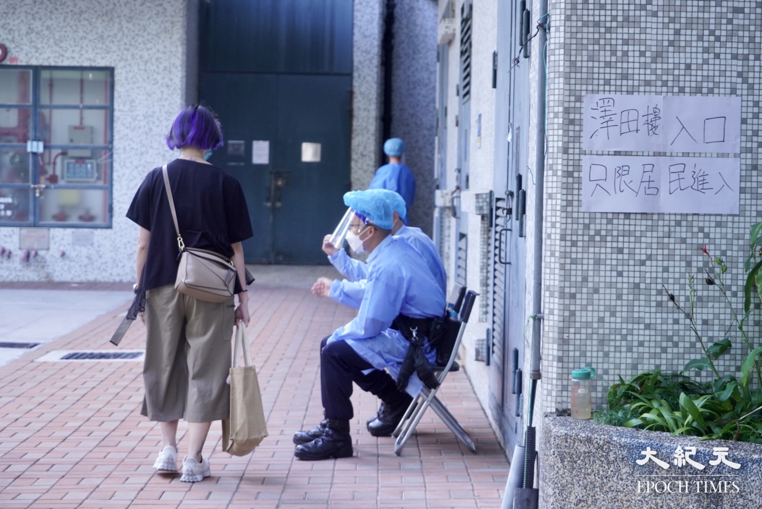 政府今日（3月31日）下午4時起圍封深水埗白田邨澤田樓（不包括位於地下的社會服務單位）進行強制檢測。（余鋼／大紀元）