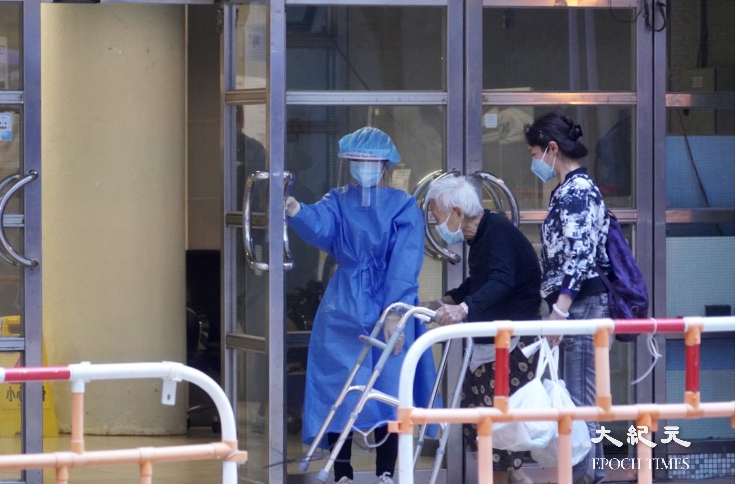 因驗到污水呈陽性，深水埗白田邨澤田樓圍封強檢，住戶收到通知下樓做核酸檢測，有行動不便老人需由親人陪同。（余鋼／大紀元）