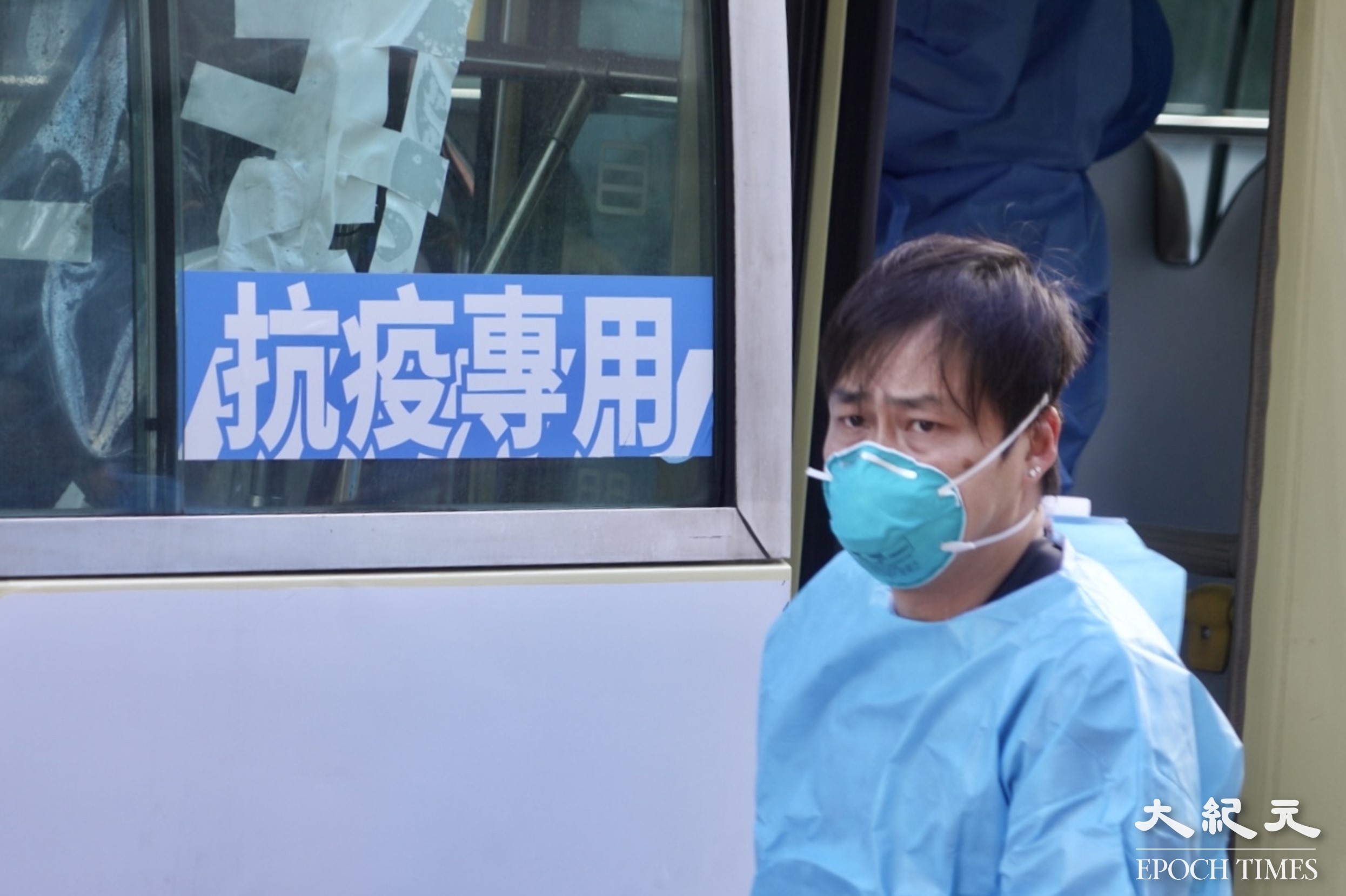 澤田樓有住戶確診，需由抗疫小巴送往粉嶺方艙醫院隔離。（余鋼／大紀元）