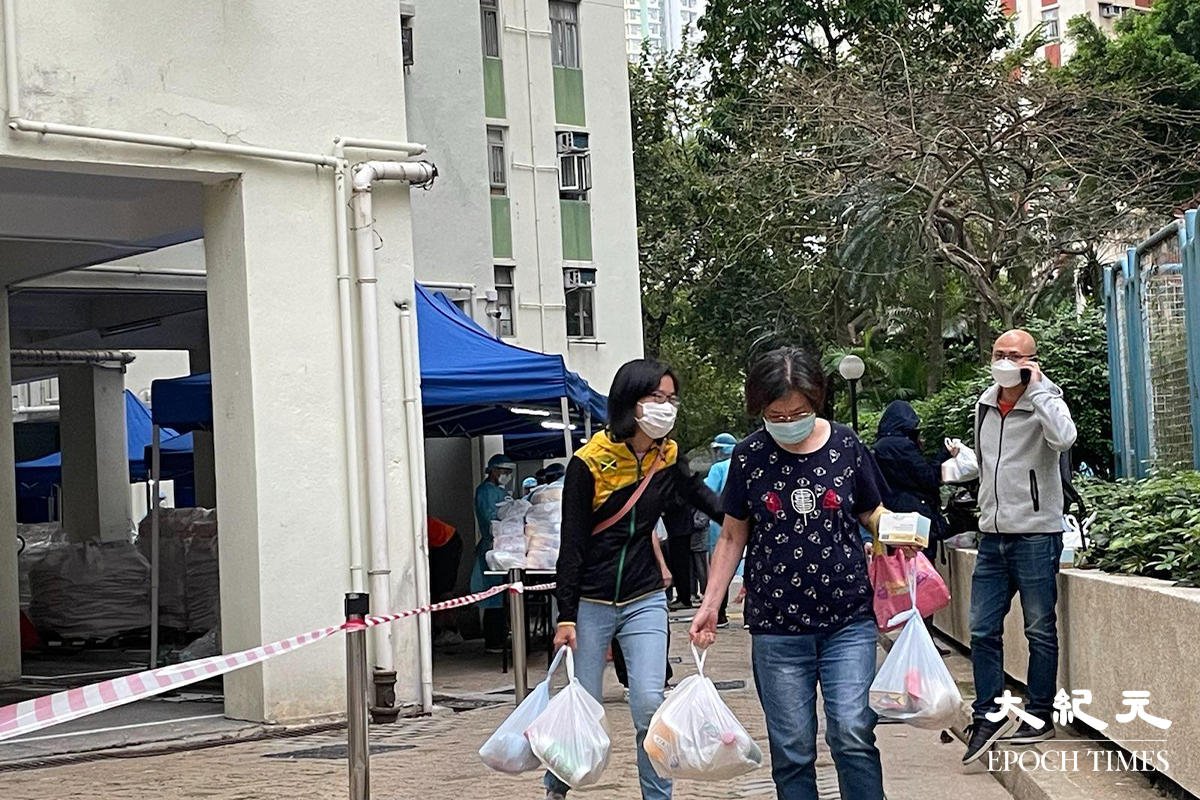 麗晶花園住戶完成強制檢測及領取物資包。（卓相如／大紀元）