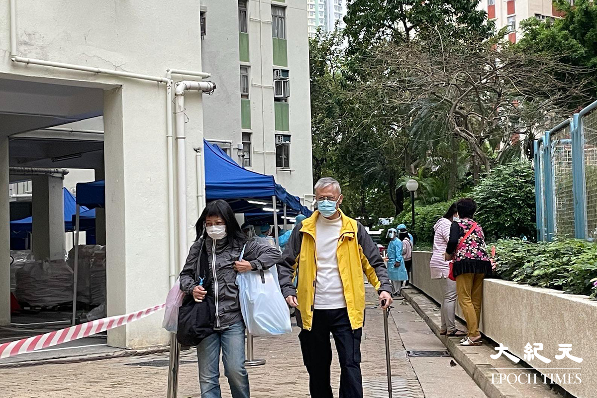 麗晶花園住戶完成強制檢測及領取物資包。（卓相如／大紀元）
