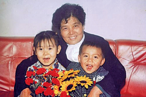 法輪功學員陳子秀(中)。(明慧網)