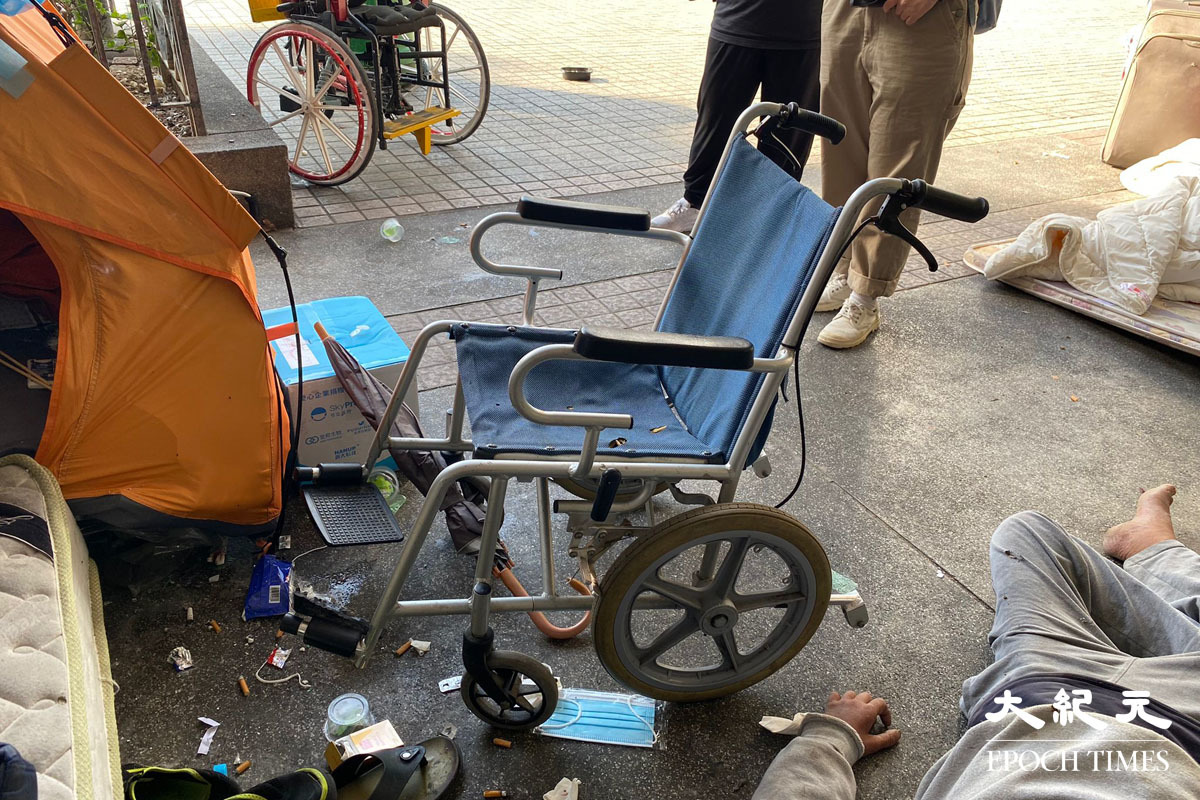 阮少碧的輪椅近日被偷走，有心人捐贈輪椅好讓她方便出入。（袁康妮／大紀元）