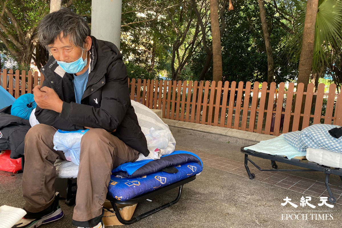 一張床和被鋪，就是一眾無家者的全副家當。（袁康妮／大紀元）
