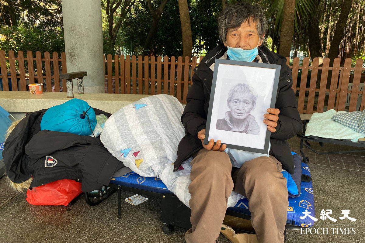 周雄光手持馬月榮的照片，馬月榮臨去世前叮囑他「要拿個公道」。（袁康妮／大紀元）